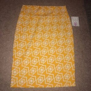 🚫 Yellow Lularoe Cassie skirt